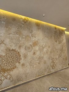 Mur en enduit décoratif nacré doré à pochoirs rétro-éclairé — Rabat