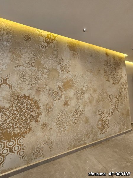 Mur en enduit décoratif nacré doré à pochoirs rétro-éclairé