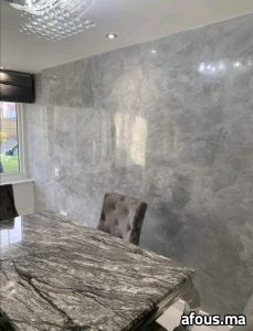 Arche en plâtre et murs en enduit nacré à filets dorés — Tanger