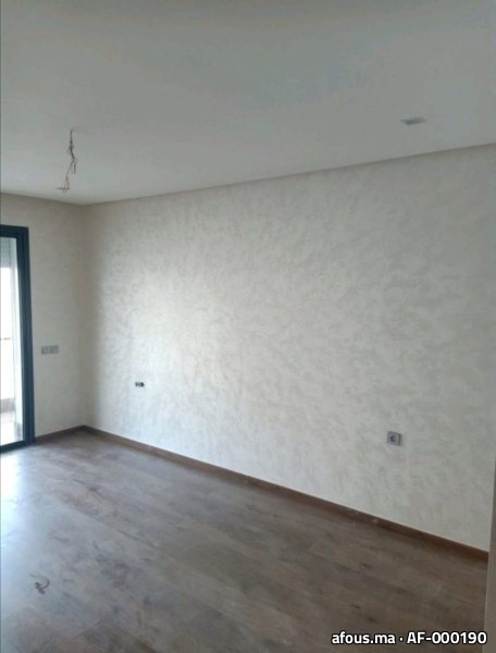 Mur en enduit décoratif métallisé effet marbré gris-argenté