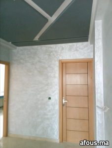 Plafond peint gris à filets blancs et murs en enduit nacré argenté — Tanger