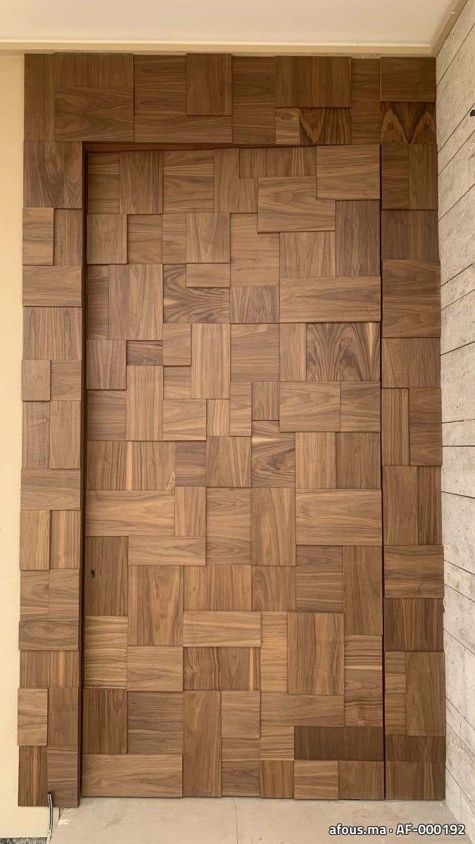 Porte et habillage mural en bois de noyer à relief damier 3D — Marrakech
