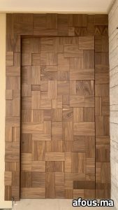 Porte et habillage mural en bois de noyer à relief damier 3D — Marrakech