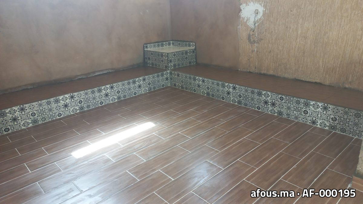 Sol carrelé imitation bois avec frise — Béni Mellal