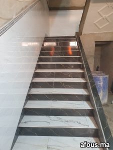 Escalier carrelé effet marbre veiné or — Nador
