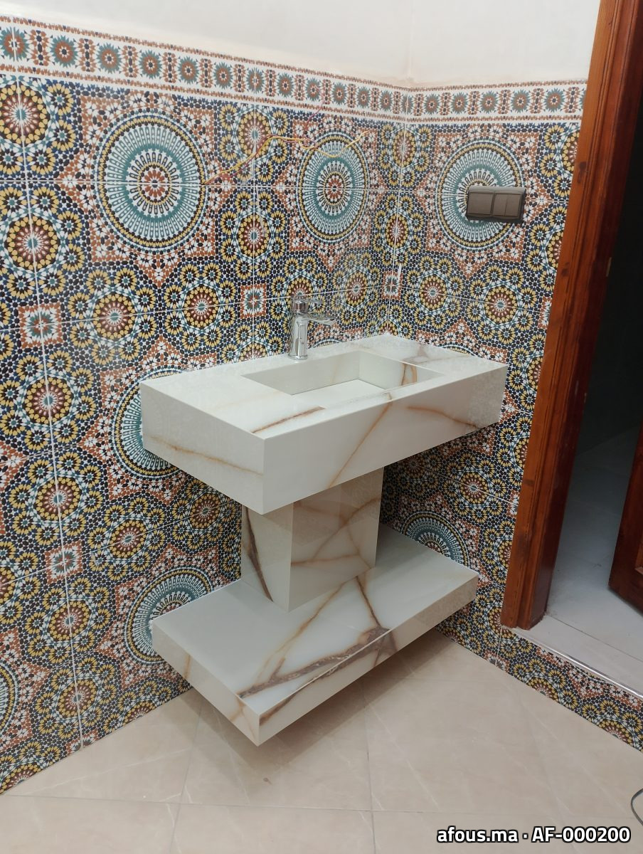 Plan vasque en pierre effet onyx devant un mur en zellige — Agadir