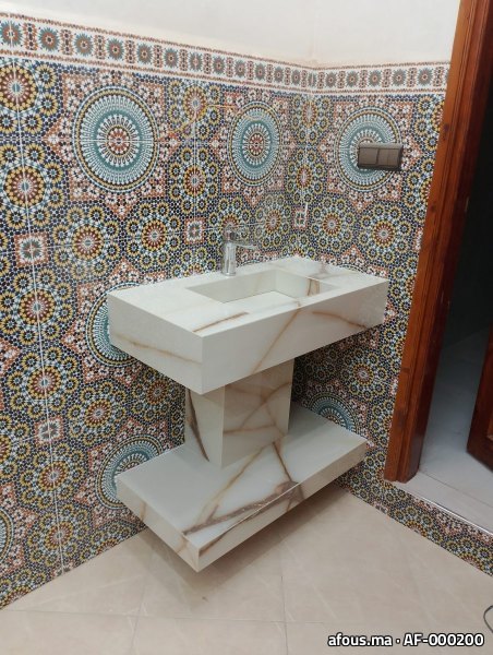 Plan vasque en pierre effet onyx devant un mur en zellige — Agadir