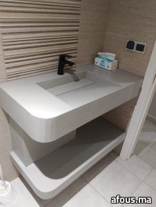Plan vasque en pierre grise à vasque à fente et robinet noir — Agadir