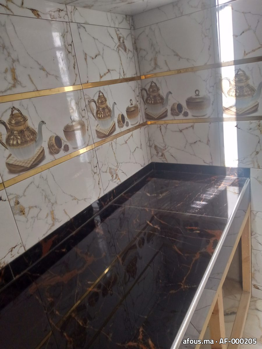 Kitchenette en faïence effet marbre blanc et doré à frise — Oued Zem