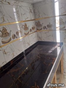 Kitchenette en faïence effet marbre blanc et doré à frise — Oued Zem