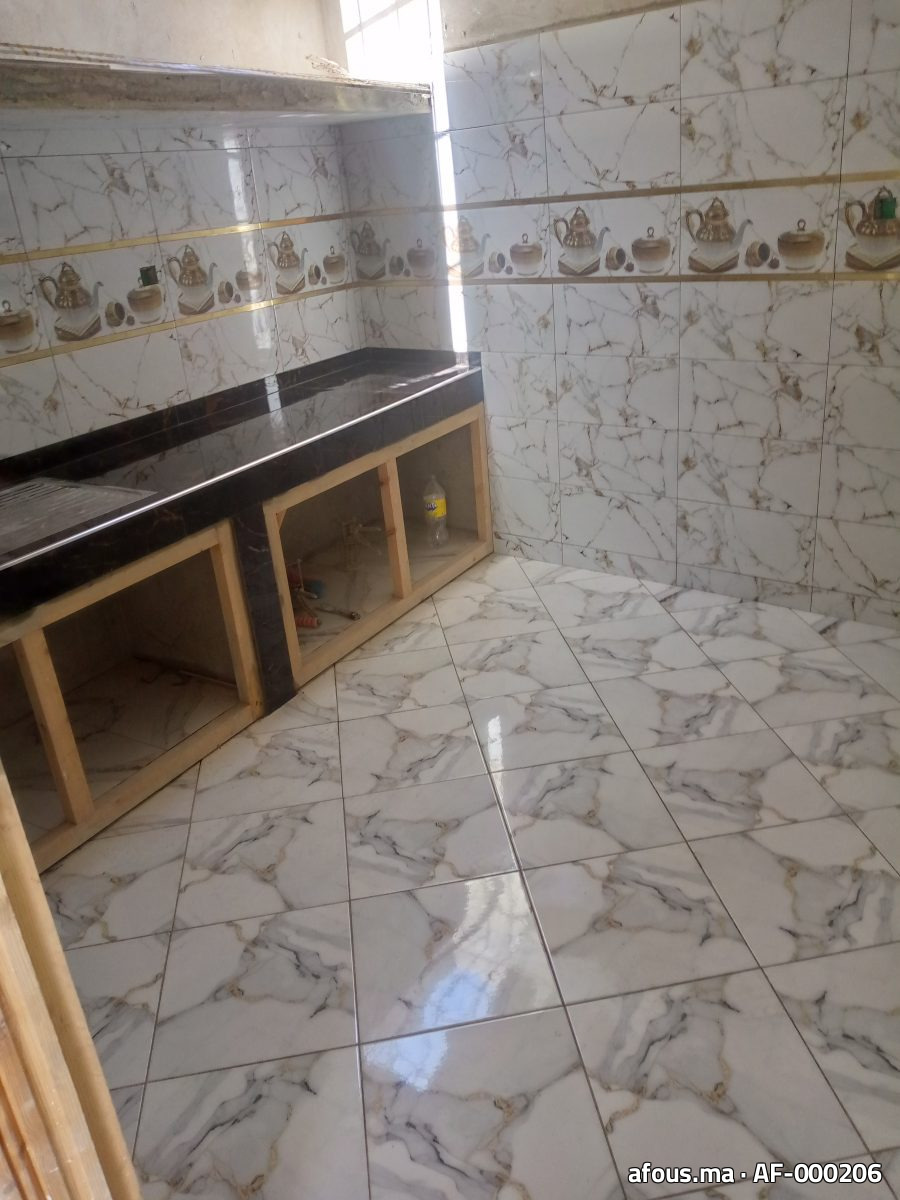 Cuisine en faïence effet marbre clair et paillasse marbre noir — Oued Zem