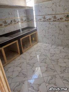Cuisine en faïence effet marbre clair et paillasse marbre noir — Oued Zem