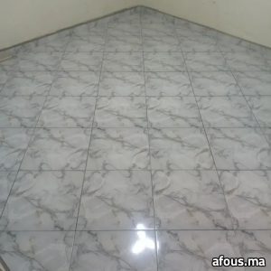 Sol carrelé effet marbre gris et blanc — Oued Zem
