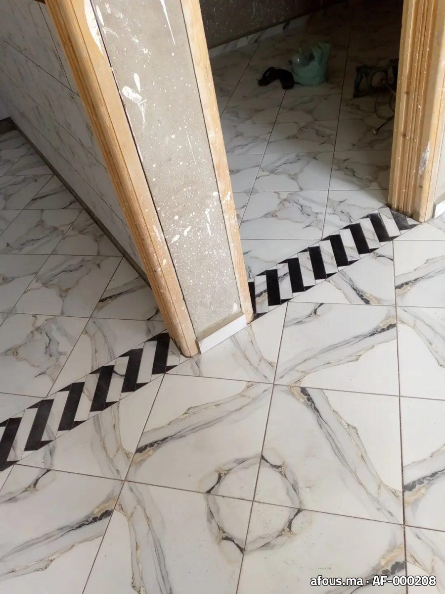 Sol effet marbre blanc à frise damier noir et blanc — Oued Zem