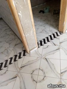 Sol effet marbre blanc à frise damier noir et blanc — Oued Zem
