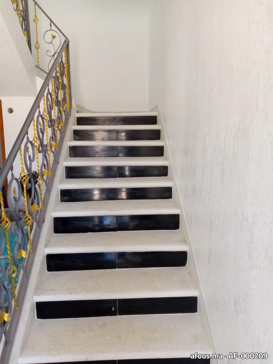 Escalier à girons marbre noir et contremarches blanches — Oued Zem