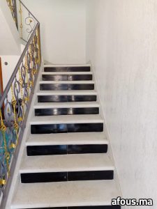 Escalier à girons marbre noir et contremarches blanches — Oued Zem