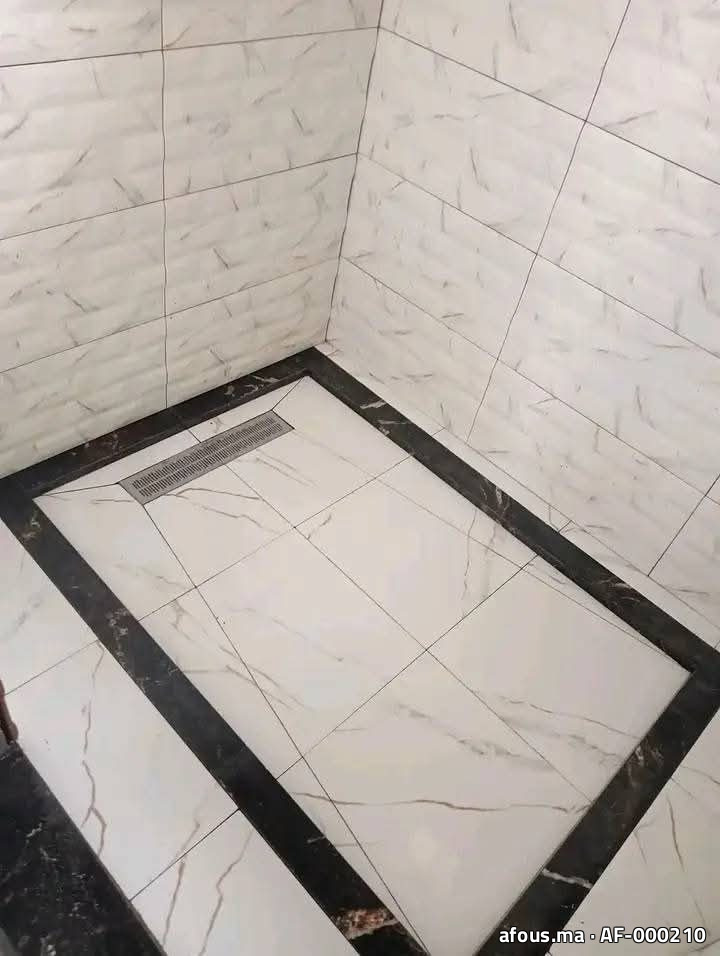 Douche carrelée à bordure marbre noir — Casablanca