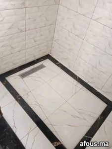 Douche carrelée à bordure marbre noir — Casablanca