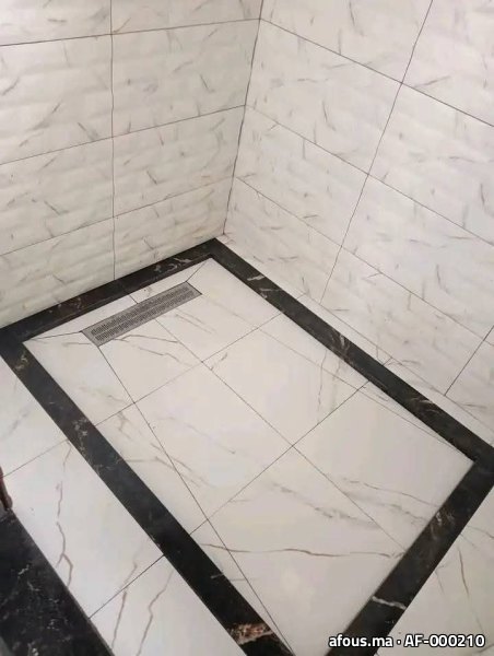Douche carrelée effet marbre à bordure noire