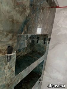 Colonne de douche effet onyx vert à niches à étagères — Casablanca