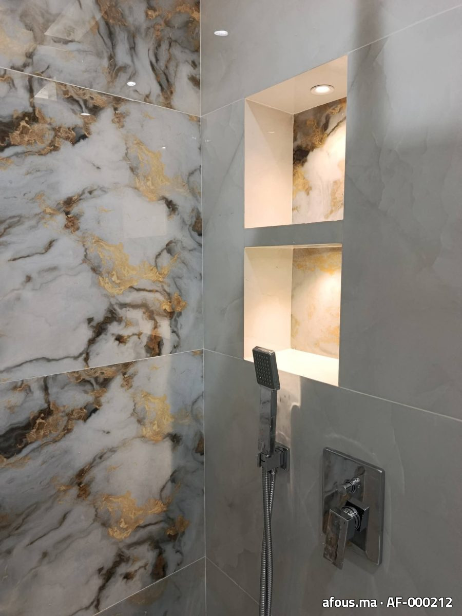 Douche en grès effet marbre gris et blanc veiné d'or avec niche — Tinghir