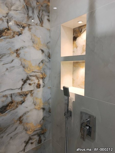 Douche en grès effet marbre gris et blanc veiné d'or