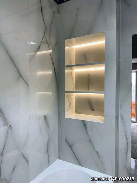 Niche de douche en grès effet marbre blanc rétroéclairée LED