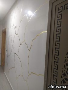 Mur en peinture décorative effet marbre blanc veiné d'or — Fkih Ben Salah