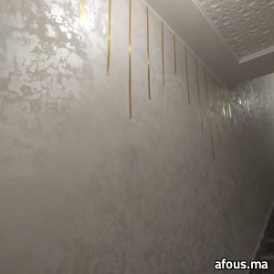 Mur en enduit décoratif nacré argenté à filets dorés — Fkih Ben Salah