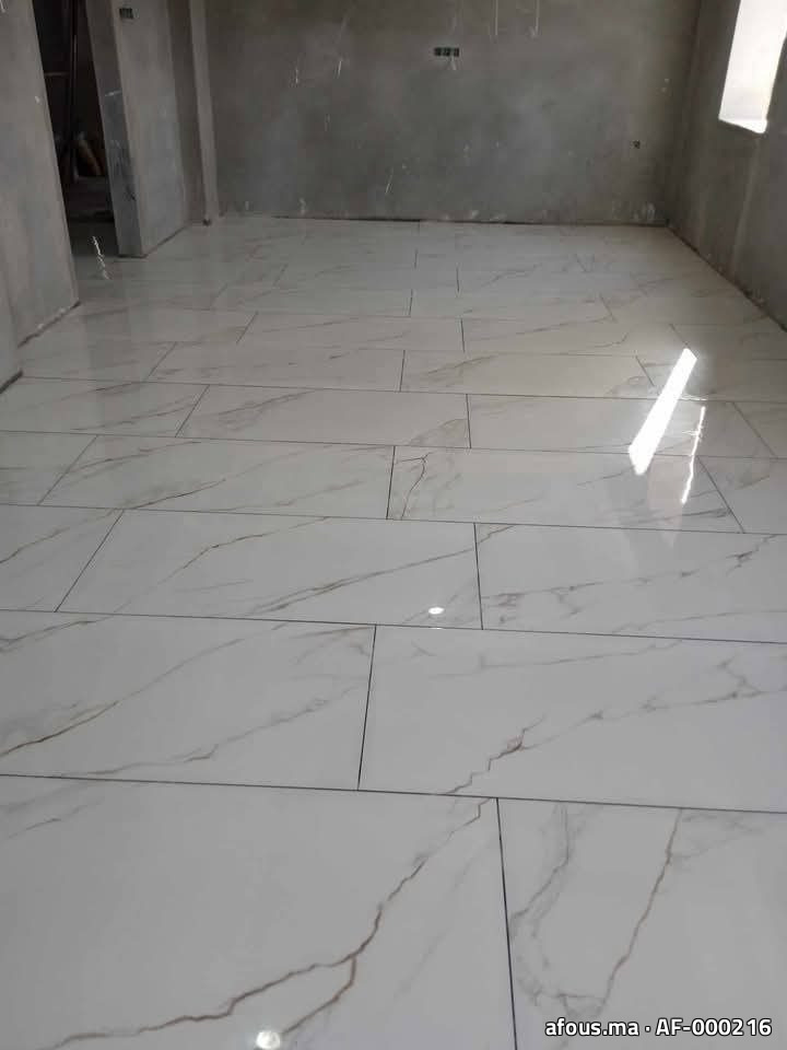 Sol en carrelage grand format effet marbre blanc poli — Fès