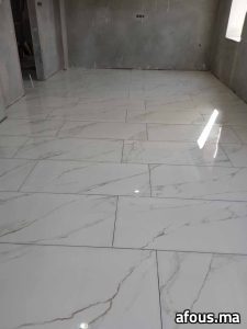 Sol en carrelage grand format effet marbre blanc poli — Fès