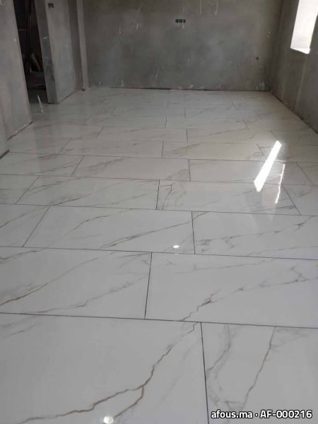 Sol en carrelage grand format effet marbre blanc poli