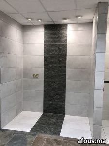 Paroi de douche carrelée gris clair à bande mosaïque noire — Fès