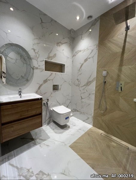 Salle de bain en carrelage effet marbre et douche effet