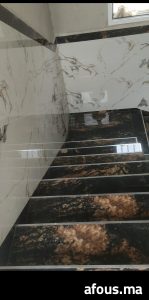 Escalier habillé de carrelage effet marbre blanc et noir doré — Guercif