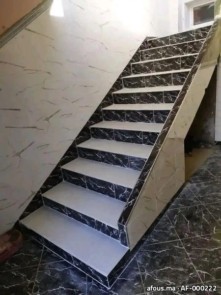 Escalier habillé de carrelage effet marbre noir et blanc — Casablanca