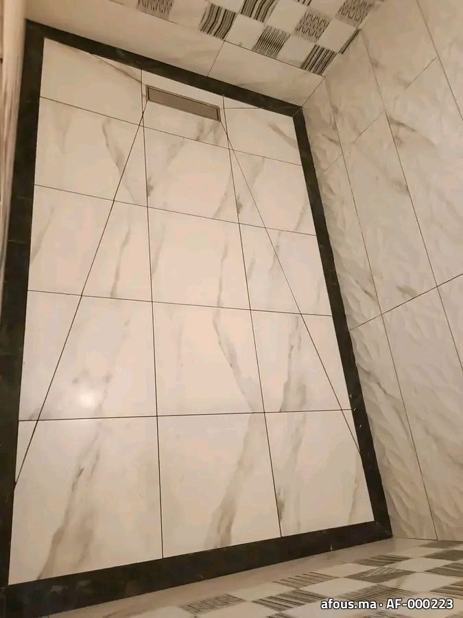 Receveur de douche carrelé effet marbre avec bordure noire et caniveau — Casablanca