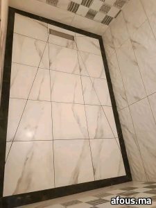 Receveur de douche carrelé effet marbre avec bordure noire et caniveau — Casablanca