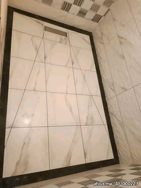 Receveur de douche carrelé effet marbre avec bordure noire et caniveau — Casablanca