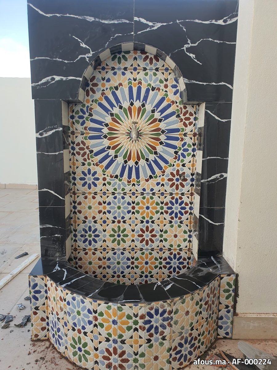 Fontaine murale en zellige à rosace polychrome encadrée de marbre noir — Casablanca