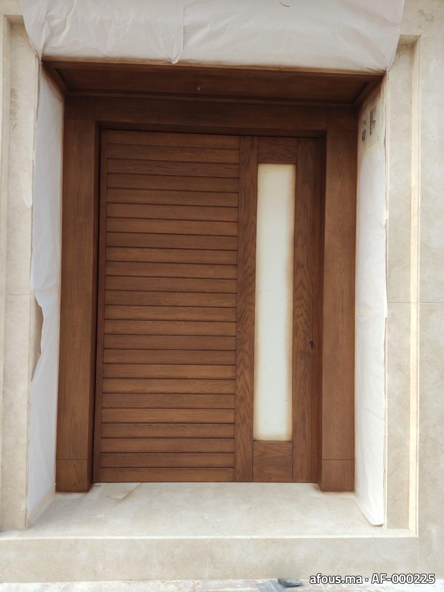 Porte d'entrée en bois de chêne à lames et imposte vitrée, en pose — Nador