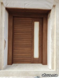 Porte d'entrée en bois de chêne à lames et imposte vitrée, en pose — Nador