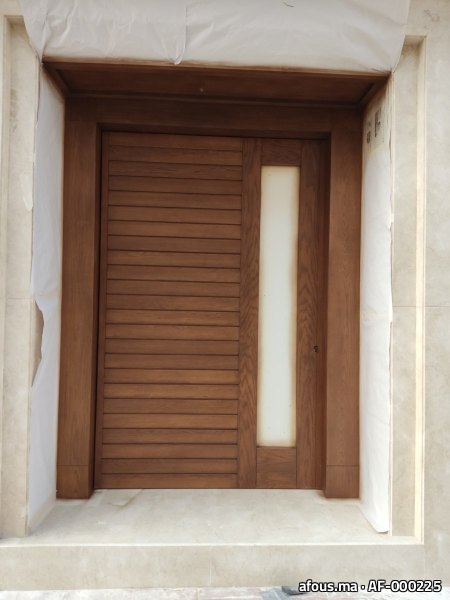 Porte d'entrée en bois de chêne à lames et imposte