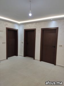 Pièce à trois portes wengé et murs en enduit marmorino argenté — Nador