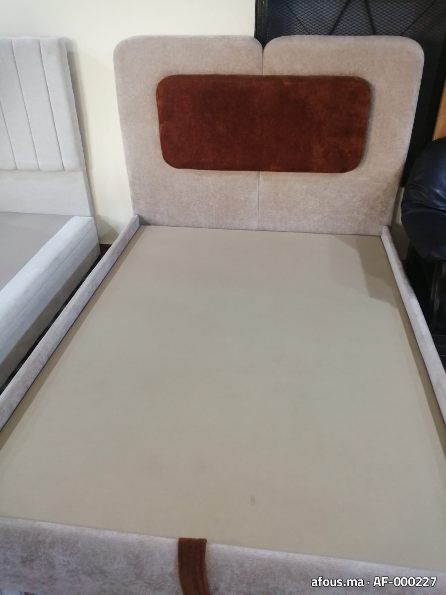 Lit à tête capitonnée beige et insert velours bordeaux — Salé