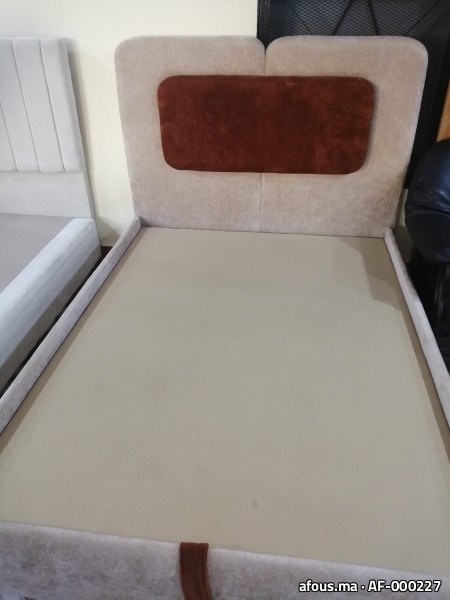 Lit à tête capitonnée beige et insert velours bordeaux