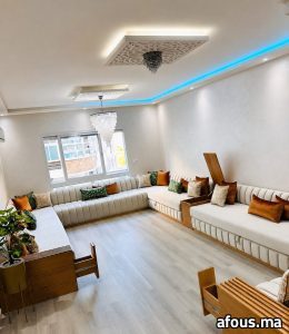 Salon marocain moderne cannelé beige à coussins verts et orange — Rabat