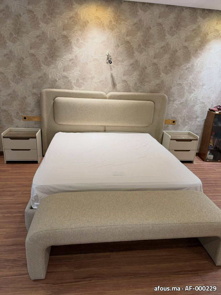 Chambre avec lit à tête capitonnée bouclée et bout de lit — Casablanca
