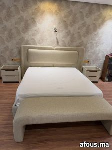Chambre avec lit à tête capitonnée bouclée et bout de lit — Casablanca